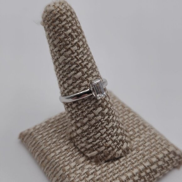 Size 8 Sterling Silver Small Rectangle Cubic Zirconia Ring A2438 - Picture 3 of 9